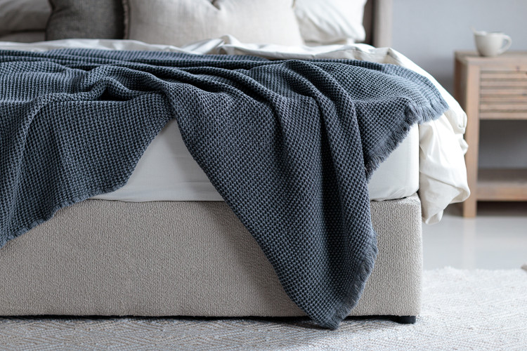 Avaria Throw - Anthracite Throws - 1