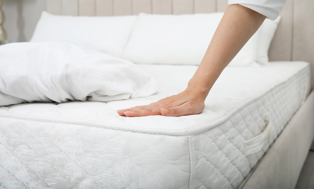 woman_feeling_mattress_firmness